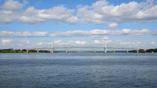 Ponte sobre a Baía de Chesapeake vista de longe com água e costa ao fundo