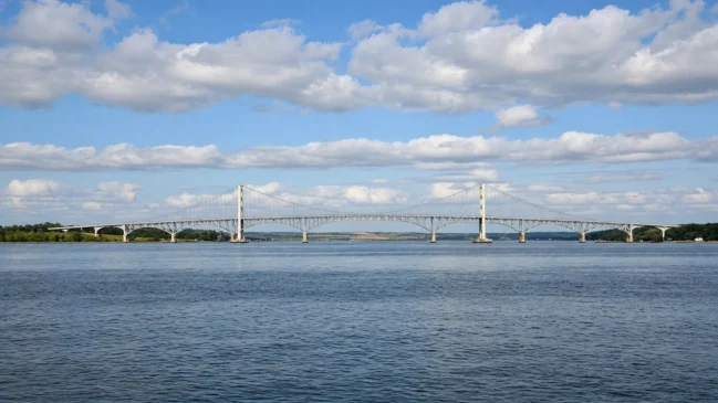 Ponte sobre a Baía de Chesapeake vista de longe com água e costa ao fundo