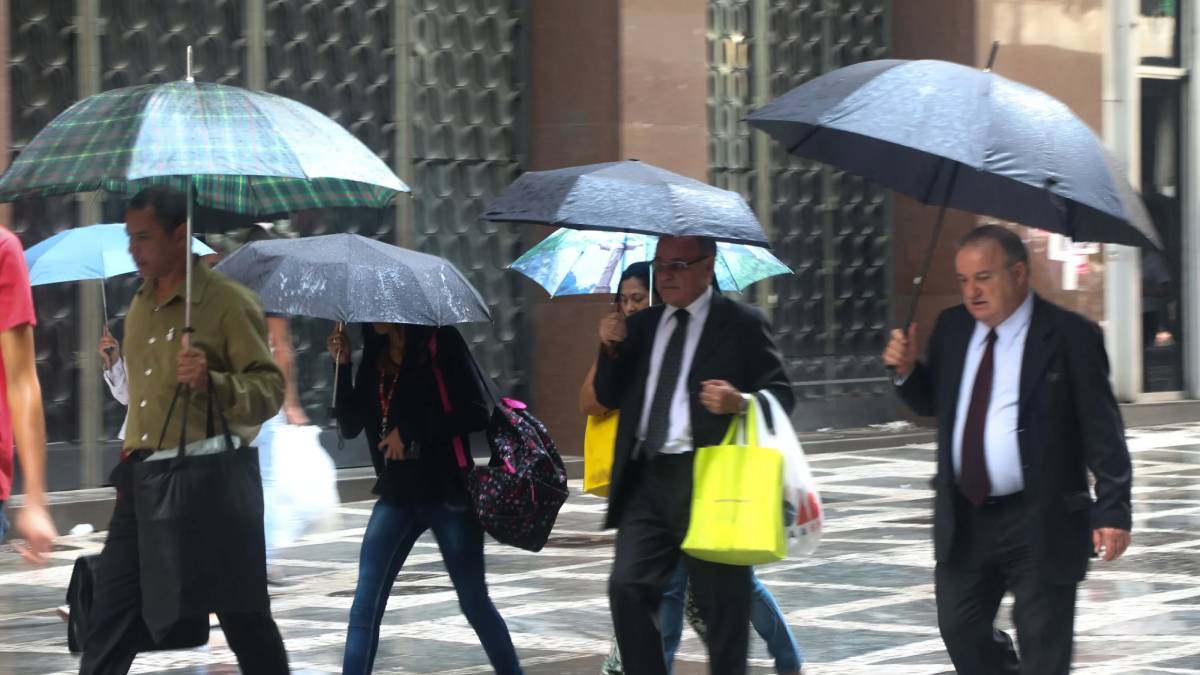São Paulo terá pancadas de chuva em diferentes regiões no domingo, com atenção especial para o Vale do Ribeira e o sudoeste paulista.