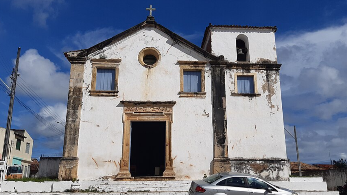 A construção mais simples, quando comparada às grandes igrejas coloniais locais, permanece como símbolo da religiosidade e da resistência dessa população (Foto: Ridiculopathy / Wikimedia Commons)