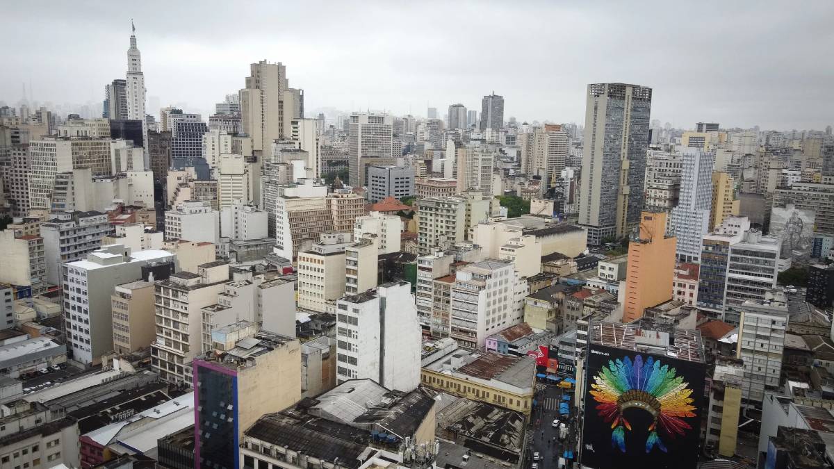 Na capital paulista, a massa de ar seco favorece o tempo firme, enquanto a umidade fica mais baixa em algumas regiões do estado.