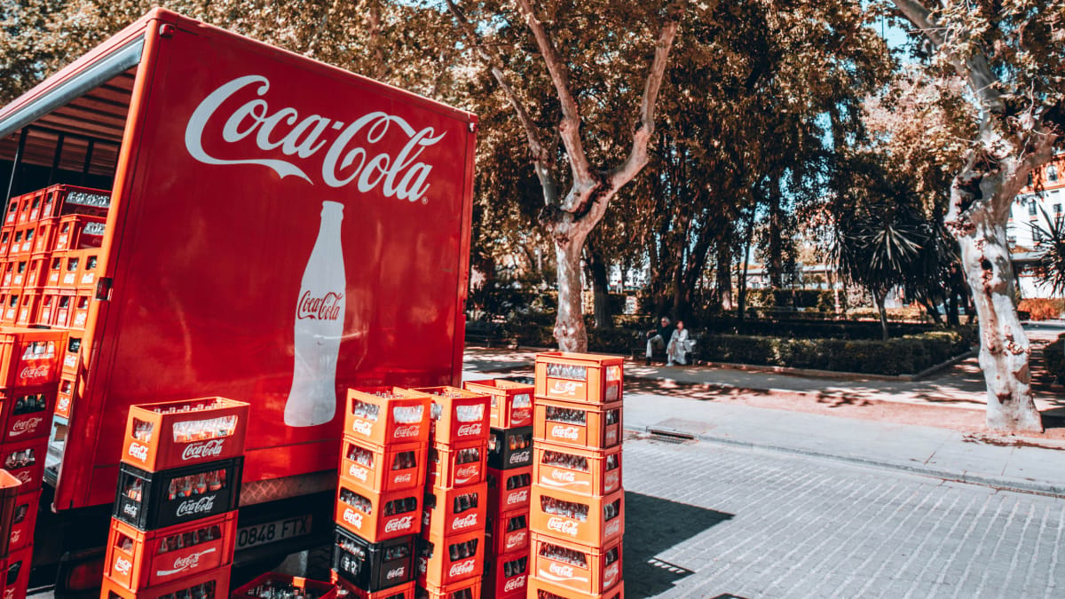 Nova versão do refrigerante Coca-Cola combina a proposta sem cafeína e açúcar com uma embalagem de visual premium (Foto: Jérémy Glineur/ Pexels)