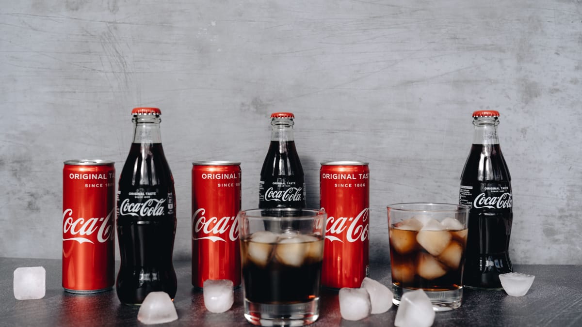 Com visual preto e dourado, Coca-Cola Zero Cafeína Zero Açúcar se diferencia das tradicionais embalagens vermelhas (Foto: alleksana/ Pexels)