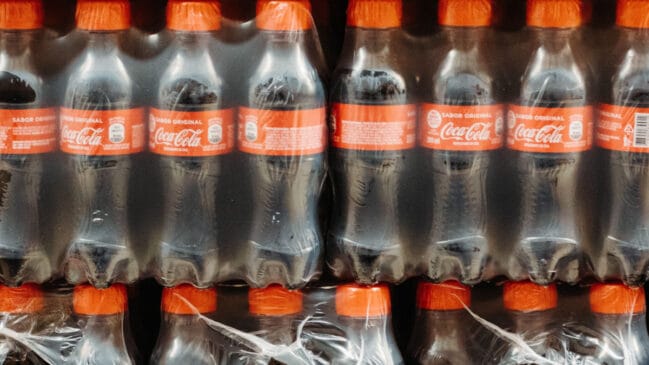 Coca-Cola lança versão Zero Cafeína Zero Açúcar no Brasil, com embalagem premium nas cores preta e dourada (Foto: Eduardo Soares/ Pexels)