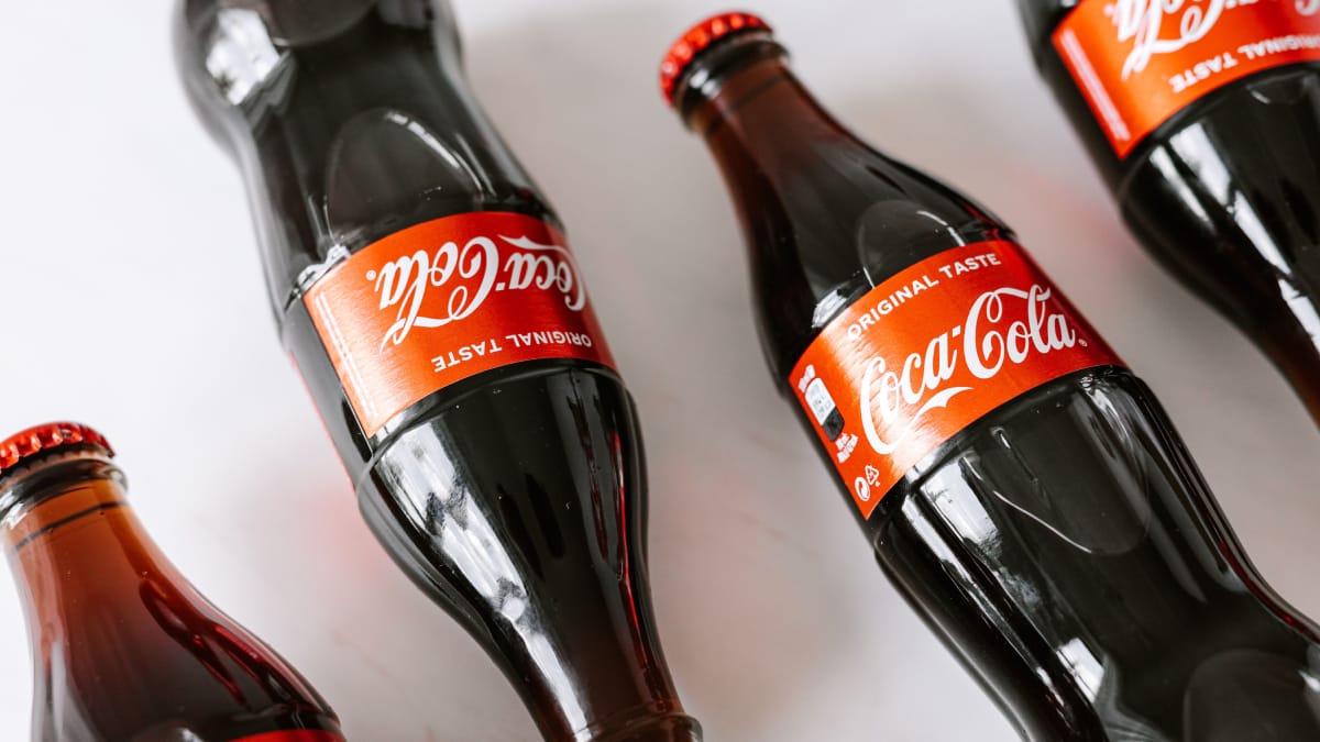Coca-Cola apresenta bebida sem cafeína no Brasil e mira novas ocasiões de consumo, incluindo o período noturno (Foto: kaboompics/ Pexels)