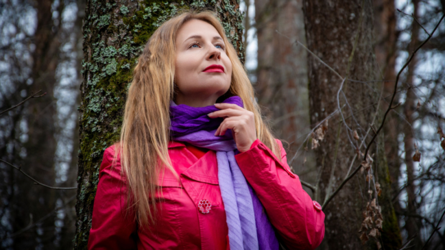 A proposta mistura duas tonalidades intensas e oferece novas possibilidades para quem quer atualizar o guarda-roupa sem complicar (Foto: Pexels)