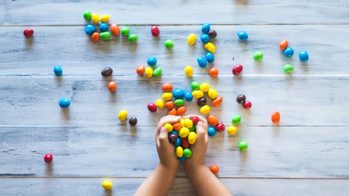 Doces na mão de uma criança