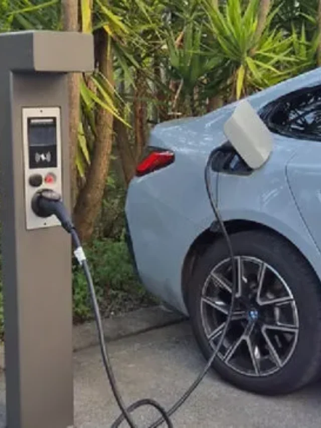 Carregador para carro elétrico em condomínios: lei estadual permite uso, mas instalação vai muito além