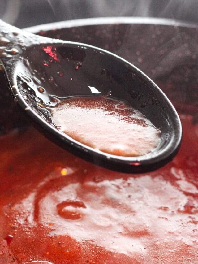 Esqueça o açúcar: truque de 2 ingredientes dos chefs europeus para tirar a acidez do molho de tomate deixa o alimento mais saboroso e encorpado