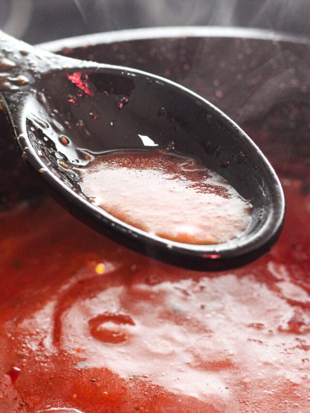 Esqueça o açúcar: truque de 2 ingredientes dos chefs europeus para tirar a acidez do molho de tomate deixa o alimento mais saboroso e encorpado
