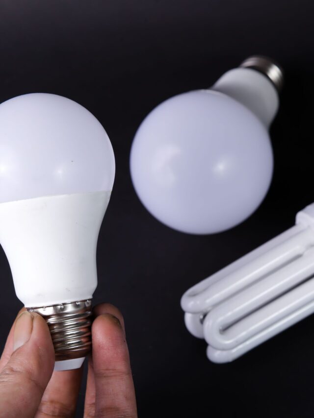 Sua lâmpada LED fica meio acesa à noite? Descubra a causa real do fenômeno e se isso gera prejuízo na conta de luz