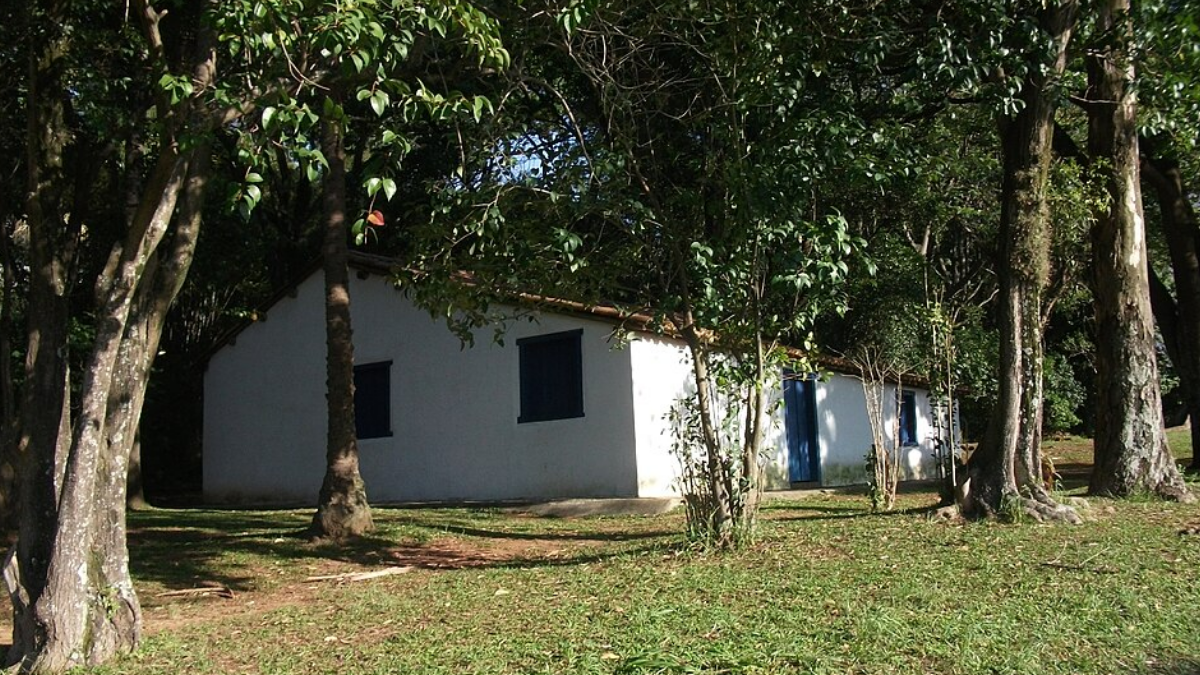 A Casa do Grito tornou-se associada ao episódio, embora a construção conhecida atualmente não possa ser tratada como registro da paisagem de 1822 (Foto: Raphael Igor / Wikimedia Commons)