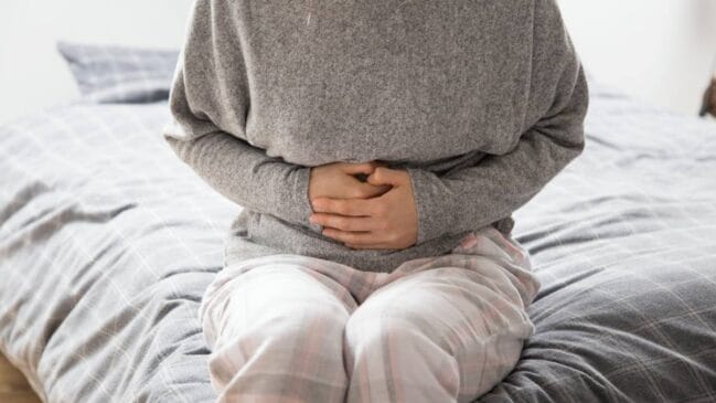 O tratamento busca controlar a inflamação e os sintomas, mas exige acompanhamento médico por longos períodos.
