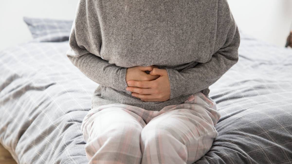 O tratamento busca controlar a inflamação e os sintomas, mas exige acompanhamento médico por longos períodos.