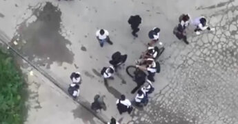 Crianças cercam homem com fuzil no Rio de Janeiro / Divulgação/Polícia Civil
