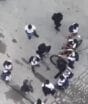 Drone da Polícia Civil do RJ flagra homem armado com fuzil cercado por crianças na saída de escola em Nova Iguaçu