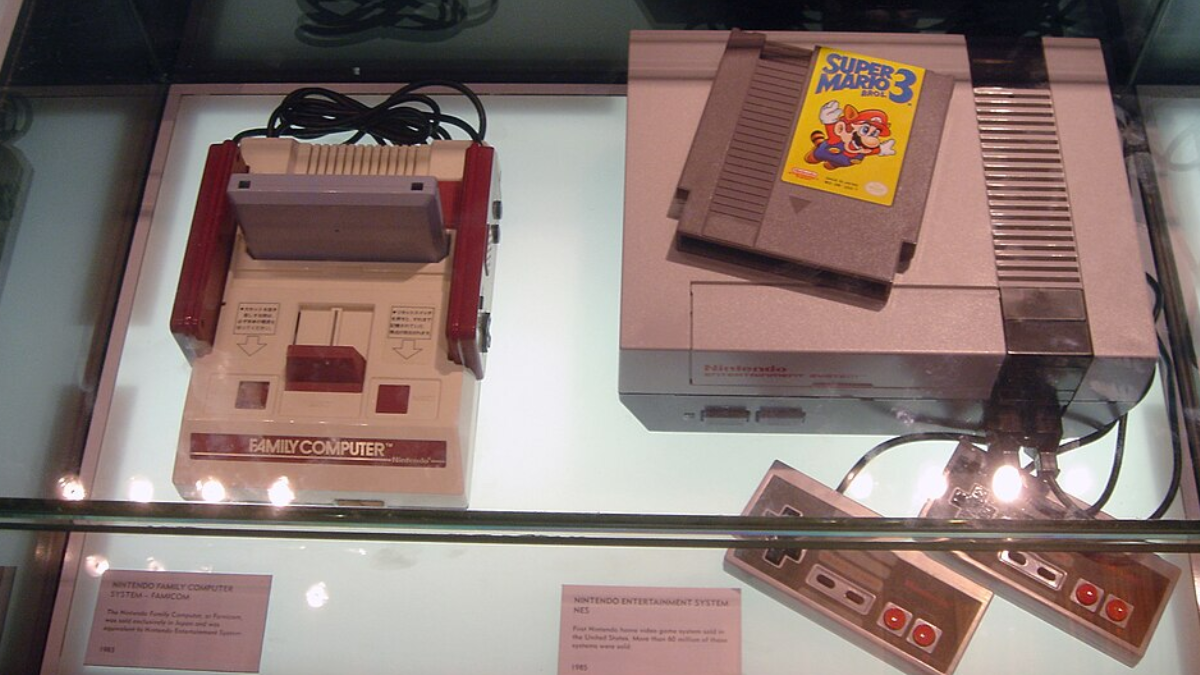 Com o mercado americano enfraquecido, a Nintendo avançou com o Famicom no Japão e depois levou sua tecnologia ao Ocidente como NES (Foto: Russell Bernice / Wikimedia Commons)