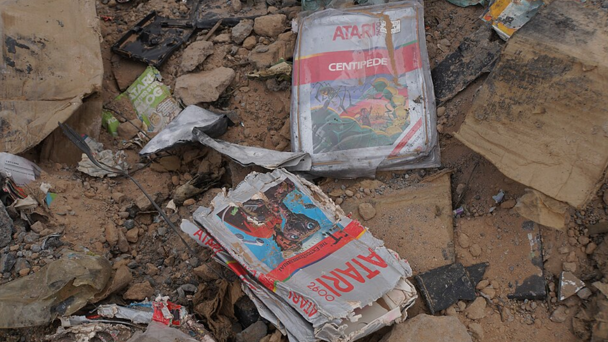 O enterro de centenas de milhares de cartuchos da Atari no Novo México virou uma das imagens mais famosas do colapso da indústria (Foto: Taylor Hatmaker / Wikimedia Commons)