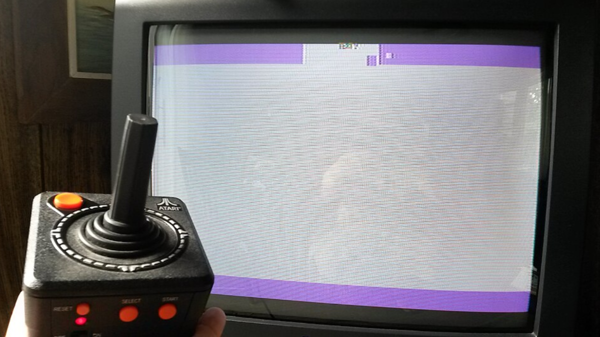 O faturamento dos videogames domésticos nos EUA caiu de cerca de US$ 3,2 bilhões em 1983 para US$ 100 milhões em 1985, uma queda de quase 97% (Foto: pxfuel / Wikimedia Commons)