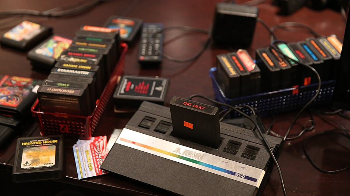 A corrida pelo lucro atraiu dezenas de empresas sem experiência, e o número de jogos para Atari saltou de cerca de 100 para mais de 400 em poucos meses (Foto: pxfuel / Wikimedia Commons)