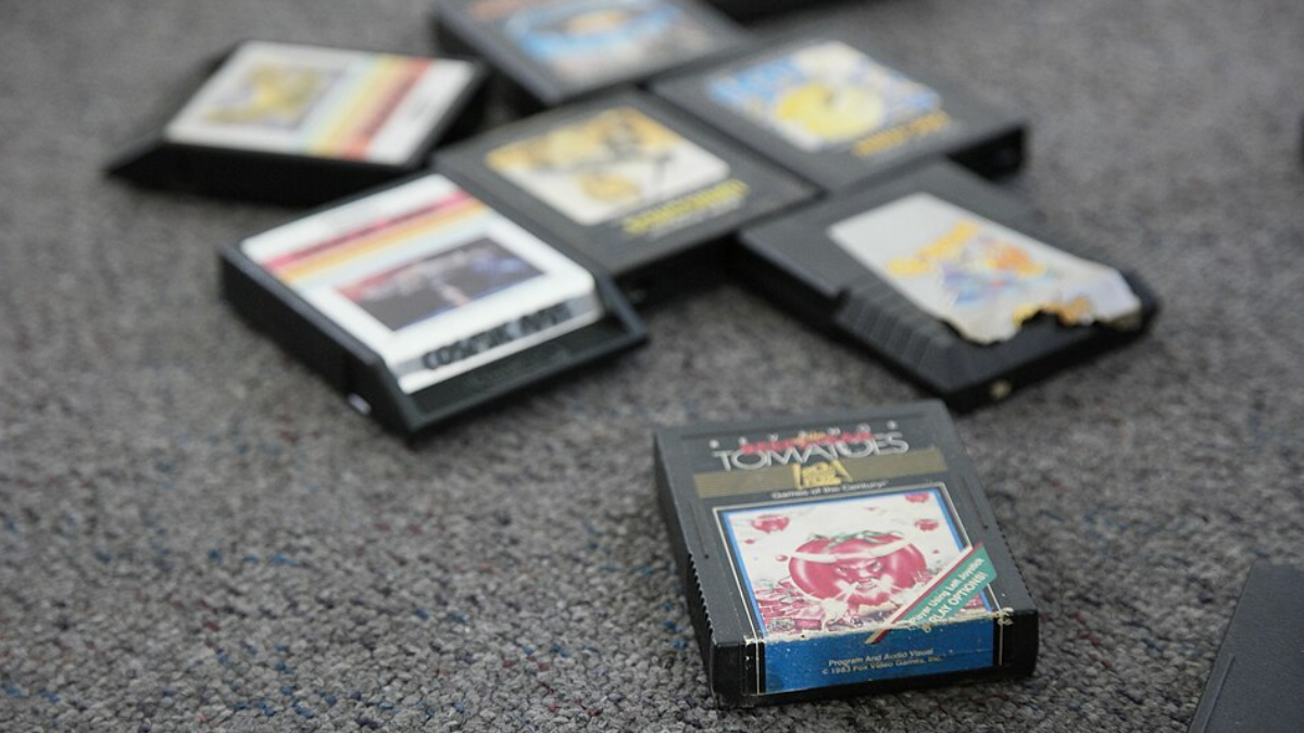 O sucesso virou excesso: consoles e cartuchos passaram a ocupar as lojas em quantidade maior do que a demanda conseguia absorver (Foto: Kevin Savetz / Wikimedia Commons)