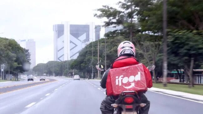 Motoboys também questionam o modelo de trabalho que define áreas e horários para a realização das entregas.