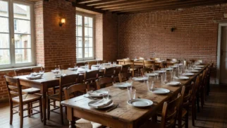 Salão de restaurante rústico em Orcet preparado para grande encontro de primos da família Moranges