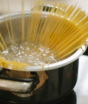 O fogão invisível virou tendência: bancada de cozinha esconde a indução e muda completamente o visual da cozinha atual