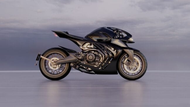 Fotografia de perfil de uma motocicleta superesportiva de luxo da Aston Martin em tom preto e grafite, com design aerodinâmico futurista, motor exposto e jantes de liga leve, posicionada numa pista com céu nublado ao fundo