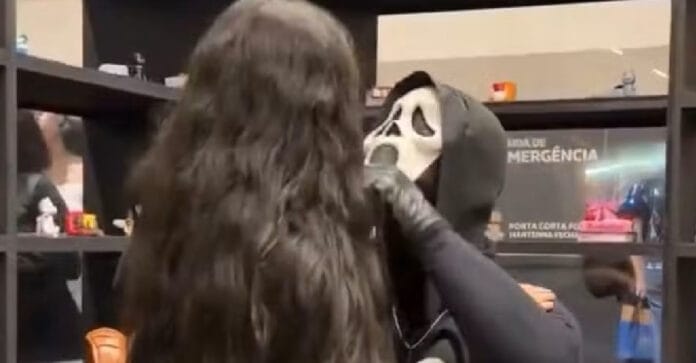 Ghostface é um personagem do filme "Pânico" / Reprodução
