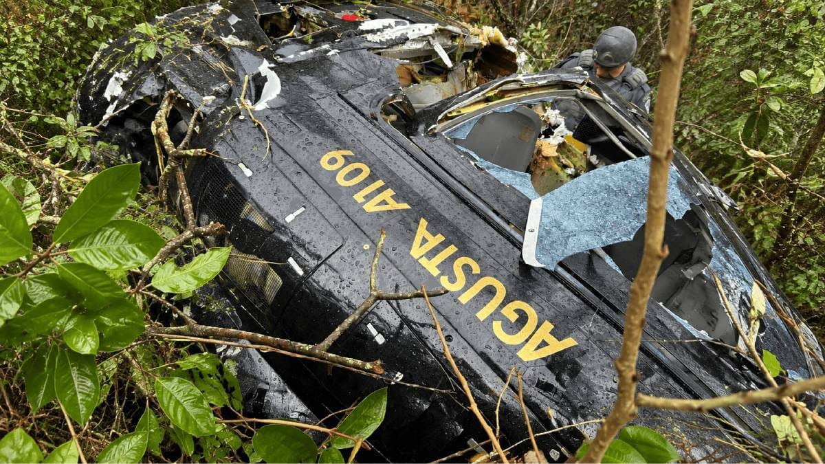 O piloto foi o primeiro a ser retirado do local do acidente, por volta das 10h30, segundo os bombeiros.