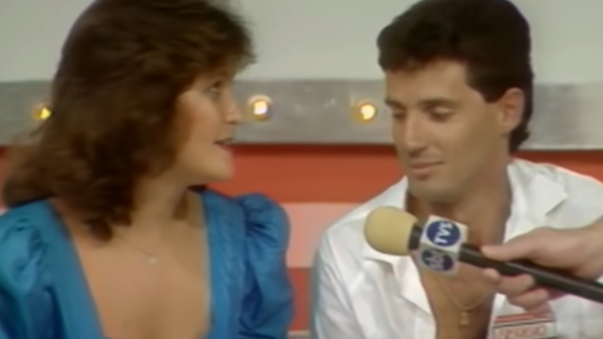 O Namoro na TV foi uma das atrações comandadas por Silvio Santos e fez sucesso antes da popularização da internet e dos aplicativos de relacionamento (Foto: Reprodução / YouTube)