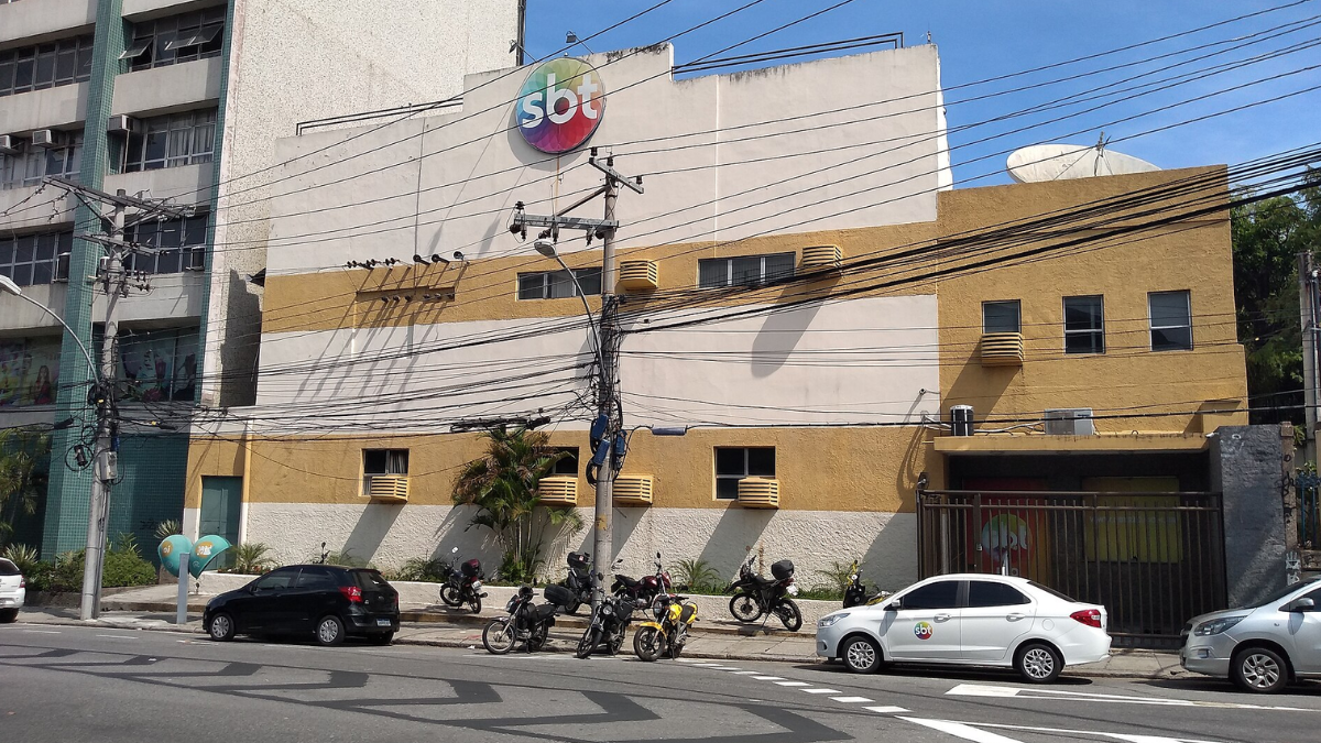 A antiga TVS Rio, embrião do SBT, entrou no ar em 1976 e abriu caminho para a fase em que atrações como o Namoro na TV ganhariam força (Foto: Doll91939 / Wikimedia Commons)