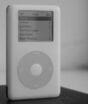 Febre nos anos 2000, aparelho volta a conquistar os jovens que agora querem ouvir música sem notificações, redes sociais e distrações do celular