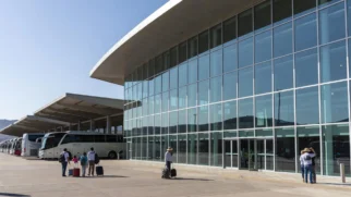 Fachada e área de embarque da Nova Central de Ônibus de Guadalajara, no oeste do México, com ônibus interestaduais e passageiros