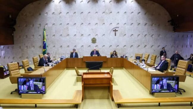 O relatório analisado pelos ministros reúne 52 mensagens enviadas por Daniel Vorcaro a Alexandre de Moraes.