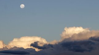 Lua no céu durante o dia