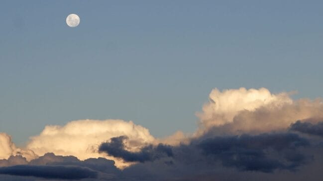 Lua no céu durante o dia