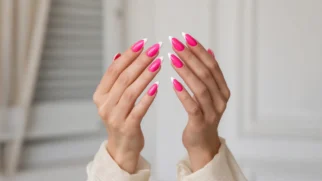 Mãos com unhas longas em neon e French manicure brilhante estilo anos 80