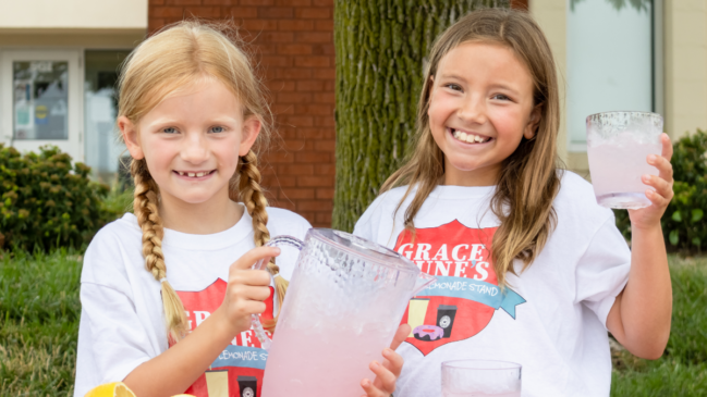 Grace e June Hendrian transformaram uma barraca de limonada em uma campanha solidária que atravessou sete verões (Foto: Divulgação / Exército da Salvação)