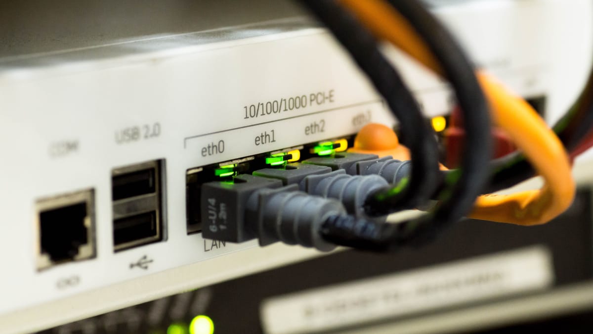 Truque com papel-alumínio no roteador utiliza a reflexão de ondas de rádio para direcionar a cobertura da internet (Foto: Pixabay/ Pexels)