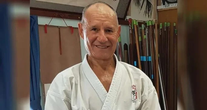 Mestre de karatê Moncef Abdelwahed, de 70 anos, usando kimono branco em um dojo na França.