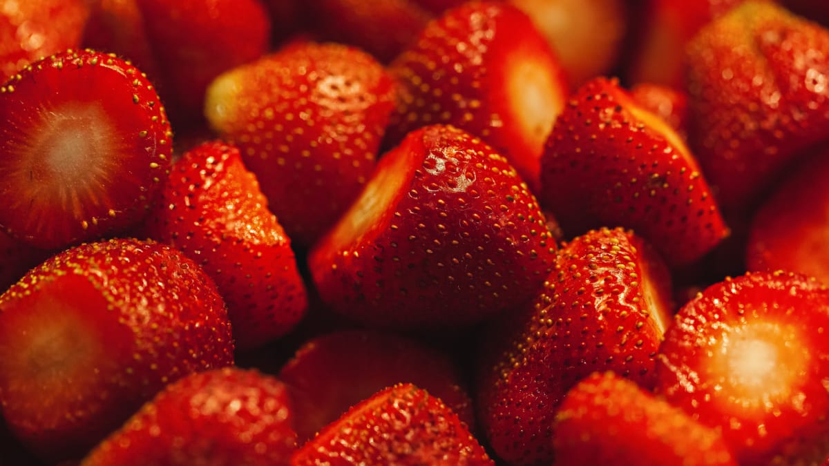 Morango fresco envolvido em brigadeiro branco ganha cobertura crocante e avermelhada na receita de morango cravejado (Foto: Julia Filirovska/ Pexels)