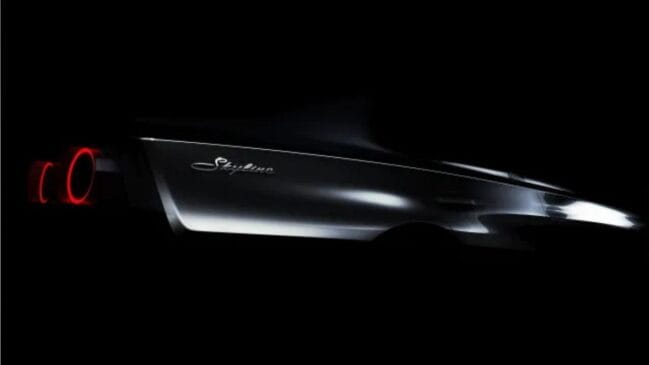 Imagem em tom de teaser sobre fundo escuro exibindo a silhueta lateral de um automóvel, com o emblema cromado "Skyline" em caligrafia cursiva no painel traseiro e faróis circulares em LED vermelho acesos ao fundo