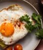 Ovo frito perfeito sem virar pode ser mais fácil do que parece e chefs revelam o truque para deixar a clara bem cozida enquanto a gema continua mole