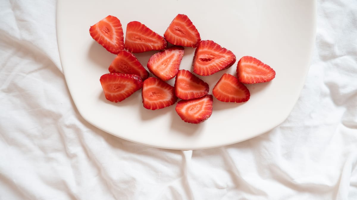 A combinação de brigadeiro branco e caramelo crocante transforma o morango em uma sobremesa que viralizou nas redes (Foto: hello aesthe/ Pexels)
