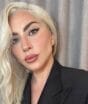 Lady Gaga vira mãe longe dos holofotes e primeiras fotos passeando com o bebê surpreendem o mundo pop