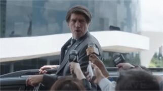 O ator norte-americano Jim Caviezel caracterizado como o ex-presidente Jair Bolsonaro no filme 'Dark Horse' / Reprodução