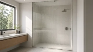 Porta de chuveiro pivotante de vidro canelado fixada no teto e no piso em banheiro compacto