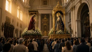 Foto limpa em 16:9 com a procissão religiosa no centro da catedral basílica de Salta, fiéis e andas sob luz dourada, sem marcações gráficas.